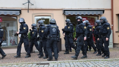 <b>Ein großes Aufgebot</b> der Polizei auf dem Aichacher Schlossplatz sorgte für erhebliches Aufsehen.  (Foto: Erich Hoffmann)