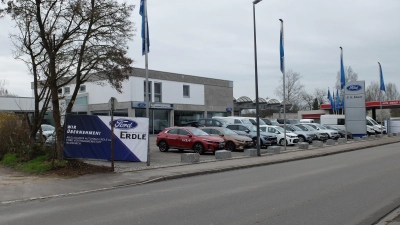 <b>Aus dem Autohaus Ford Eberl</b> an der Augsburger Straße wird im April Ford Erdle, genauer gesagt die „Autohaus Erdle Aichach GmbH“. Ein Banner kündigt das bereits an. (Foto: Nayra Weber)
