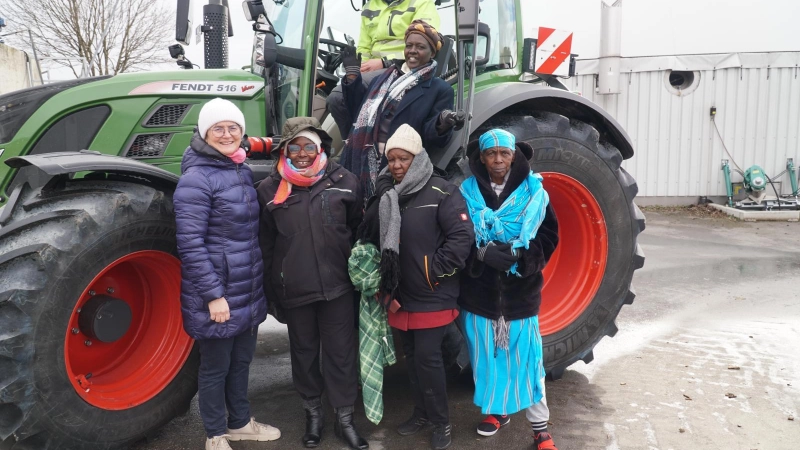 <b>Vier Kenianerinnen</b> waren ein Wochenende lang bei der Familie von Kreisbäuerin Sabine Asum in Laimering zu Gast.  (Foto: privat)