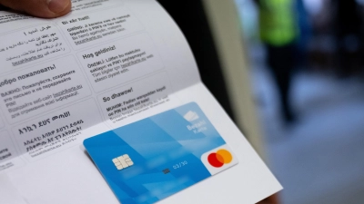 <b>Die Bezahlkarte</b> für Flüchtlinge sieht aus wie eine übliche EC-Karte. (Foto: Sven Hoppe, dpa)