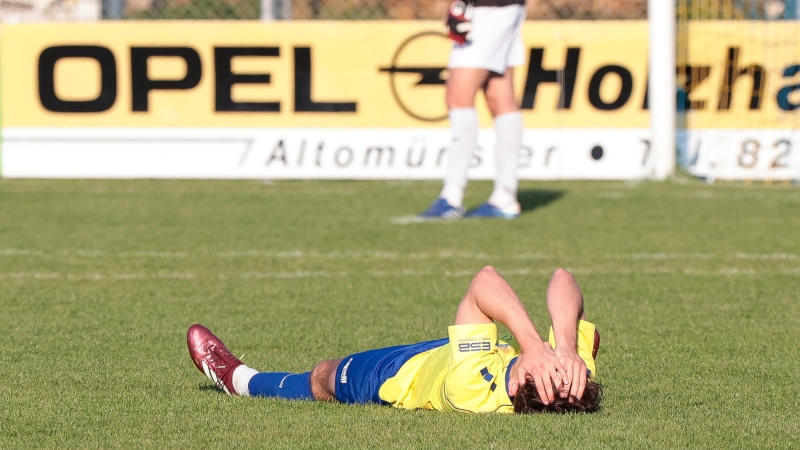 <b>Enttäuscht</b> sank Sebastian Keßler nach dem 3:3 gegen Sonthofen nach dem Schlusspfiff zu Boden. Nachdem der FC Pipinsried eine 3:0-Führung vergab, steckt der Bayernligist weiter im Abstiegskampf.  (Foto: Adrian Goldberg)